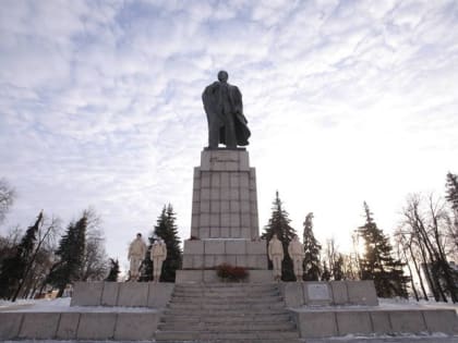 Алексей Русских возложил цветы к памятнику Ленина