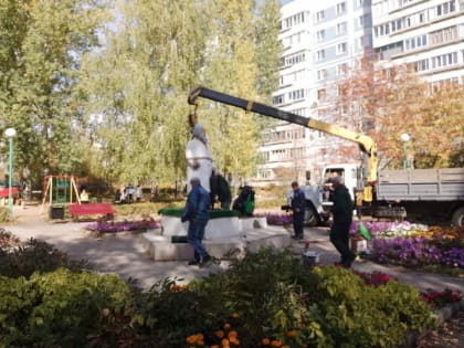 В Новом городе восстанавливают скульптурную композицию Айболит