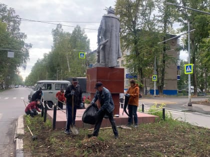 На субботнике в Ульяновске привели в порядок аллею на улице Богдана Хмельницкого