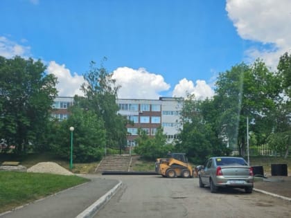 Партийный десант проконтролировал ход строительства ливневой канализации у детского сада №207