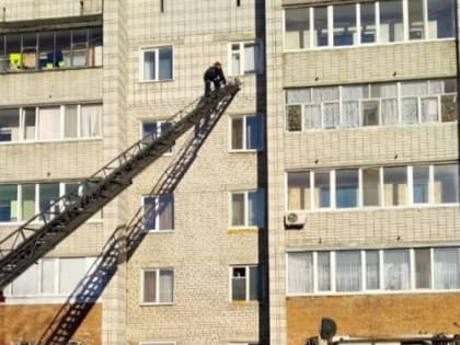 Сотрудники МЧС спасли женщину, которая упала в квартире и не могла подняться