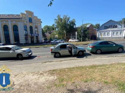 На улице 12 Сентября столкнулись три машины