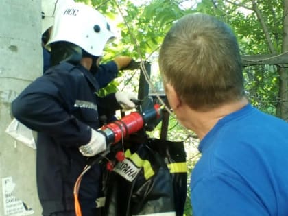 В Ульяновске спасатели освободили застрявшего в заборе мальчика