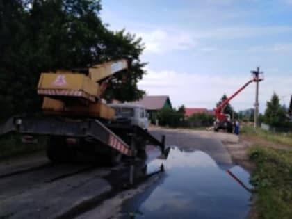 КОММУНАЛЬЩИКИ ВОССТАНОВЛИВАЮТ ЛИНИИ ЭЛЕКТРОПЕРЕДАЧ