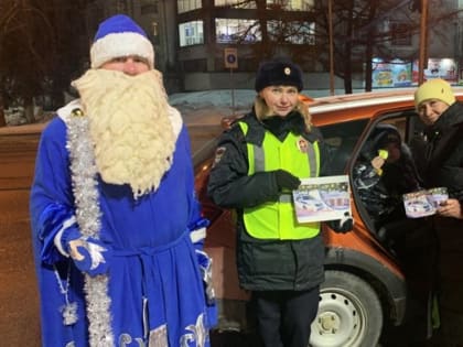 Полицейский Дед Мороз останавливал ульяновских водителей и проверял автокресла в салоне