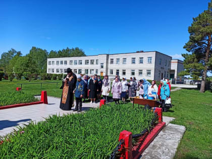 Священник ослужил панихиду у Памятника Погибшим солдатам 1941-1945г, с. Старая Бесовка