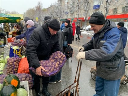 В ассортименте яйца, овощи, фрукты. На проспекте Гая проходит ярмарка