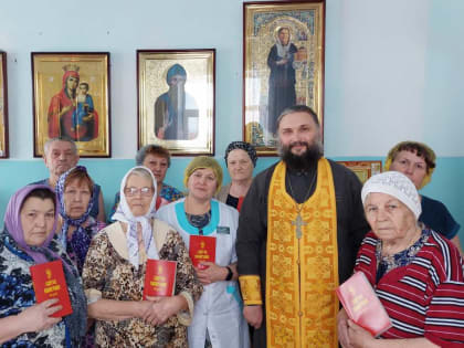 В филиале госпиталя ветеранов войн проведена беседа «Православная книга в моей жизни» и благотворительная акция «Святое Евангелие в каждый дом»