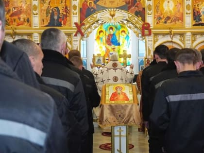 Митрополит Лонгин подарил заключенным ИК-2 иконы и сладости