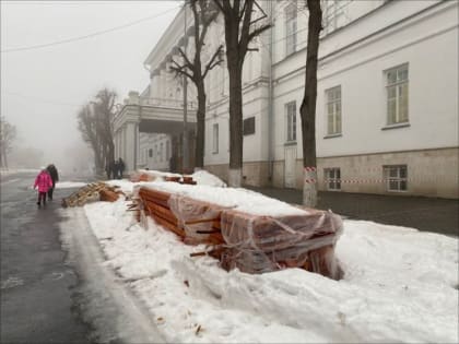 «Заснеженные доски затянувшегося ремонта Дворца книги»