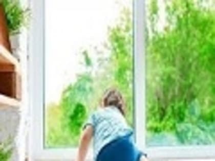 Ульяновские врачи борются за жизнь выпавшего из окна малыша.