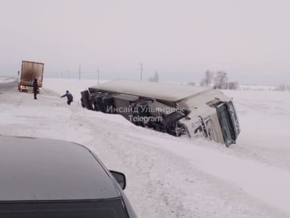 На трассе Самара – Ульяновск фура улетела в кювет