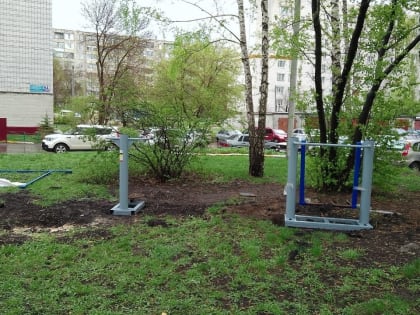 Во дворе дома №54 на улице Розы Люксембург устанавливают новый детско-спортивный комплекс