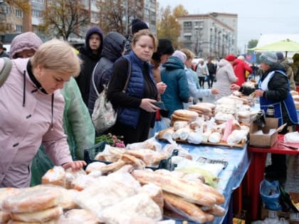 На улице Минаева развернулась осенняя ярмарка