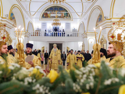 В новый год — с благодарностью и молитвой: Митрополит Лонгин совершил богослужение в Вознесенском кафедральном соборе