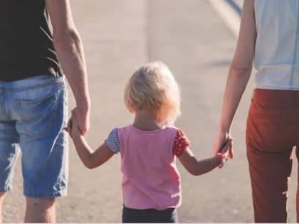 Кефир и творог - по детской карте. Какую помощь могут получить родители и где отовариться