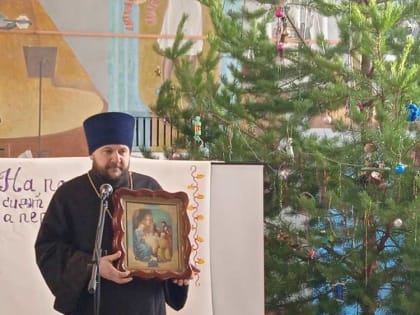Протоиерей Алексий Исаев посетил Рождественский спектакль в Доме культуры в Новой Малыкле