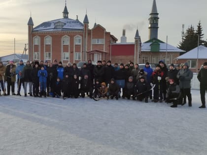 Прошел традиционный турнир по хоккею на валенках