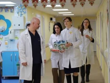 Министр здравоохранения Ульяновской области Олеся Колотик-Каменева  поздравила с наступающим Новым годом маленьких пациентов