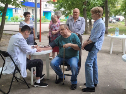 «Доктор рядом с домом» - прием врача в собственном дворе.