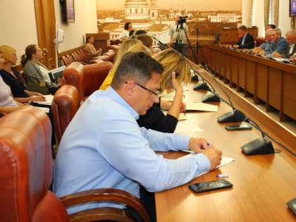 Петр Столяров: При формировании проекта бюджета на 2024 год должны быть предусмотрены средства на ремонт дорог в рамках комплексного развития дворовых территорий
