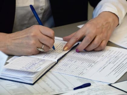 Выдачу бумажных медицинских книжек продлили до 1 сентября 2024 года