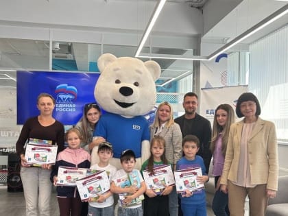 В преддверии Дня знаний городские депутаты передали школьные наборы в рамках акции «Собери ребенка в школу»