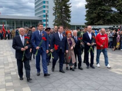 К стеле «Город трудовой доблести» в Ульяновске возложили цветы