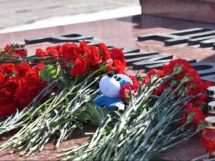 Ульяновцы несут цветы и игрушки к стихийному мемориалу в память о жертвах теракта