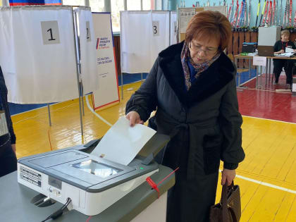 Исполняющий обязанности главного врача регионального Центра общественного здоровья Валентина Караулова проголосовала на выборах президента России