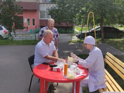«Доктор рядом»: «Единая Россия» организовала медосмотры во дворах домов Засвияжского района