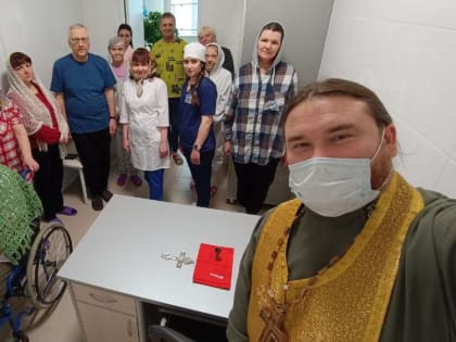 Протоиерей Петр Гурьянов посетил пациентов отделения онкологии Федерального центра медицинской радиологии