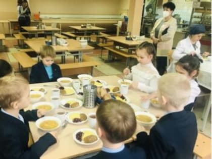 В Ульяновске бесплатные обеды в школьных столовых получают более 40 тысяч детей
