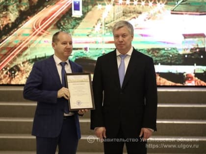 Алексей Русских наградил 37 сотрудников энергетического комплекса региона