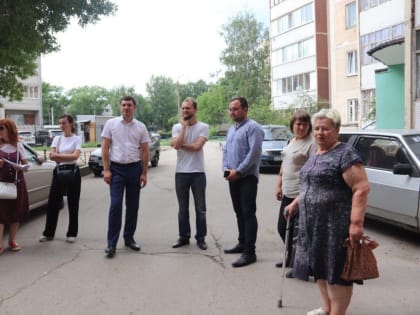 Партийный десант осмотрел дворовые территории Засвияжского района, которые благоустроят в 2025 году