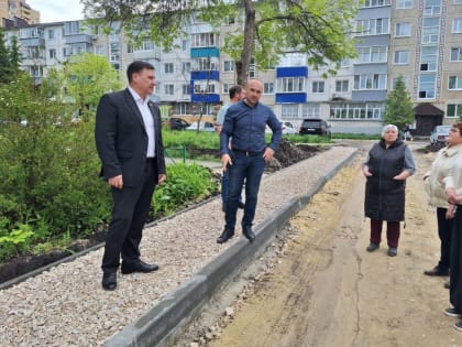 В Ульяновске активисты «Единой России» проверили ход работ по благоустройству дворов