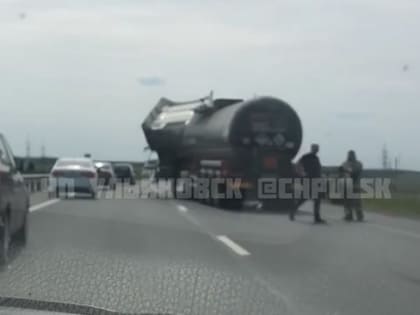 Водитель за рулём фуры «ДАФ» врезался в стоявший КамАЗ. Подробности ДТП под Ульяновском