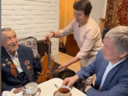 Алексей Русских передал ветерану-фронтовику Юрию Панаит спецколяску для прогулок