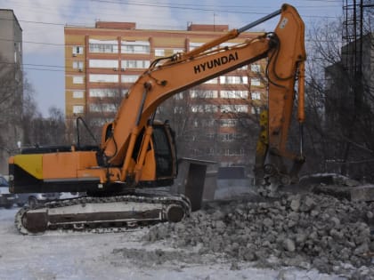 При демонтаже недостроенного легкоатлетического манежа на Аблукова используют 80-тонные краны