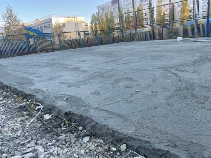 Продолжается строительство футбольной и баскетбольной площадки на улице Репина, 43