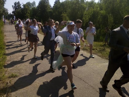 20 ульяновцев приняли участие в забеге молодоженов “Love Fest Run”