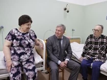 Алексей Русских навестил в госпитале ветерана Великой Отечественной войны