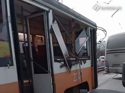 На Минаева столкнулись трамвай и «КамАЗ». Есть пострадавший