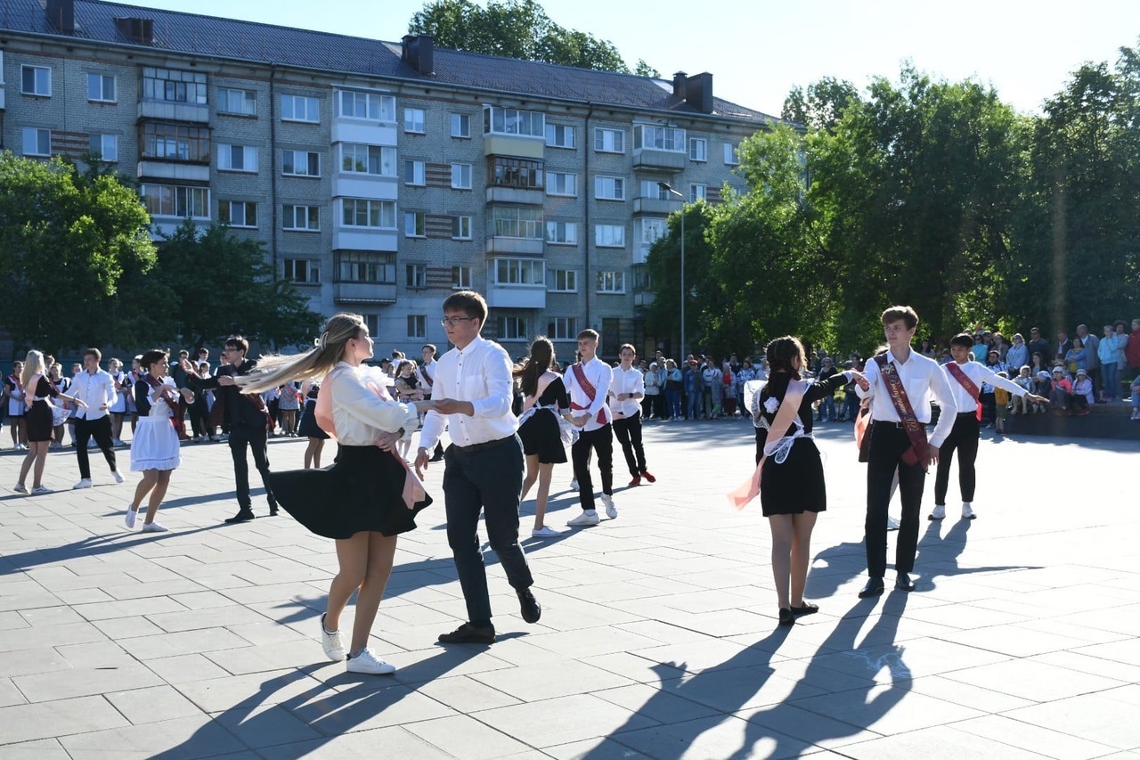 Погода в городе димитровград. 25 Школа Димитровград. 11 Школа Димитровград. Выпускники 11 лицея 2022 года. Выпускной 9 школы Димитровграда 2022.