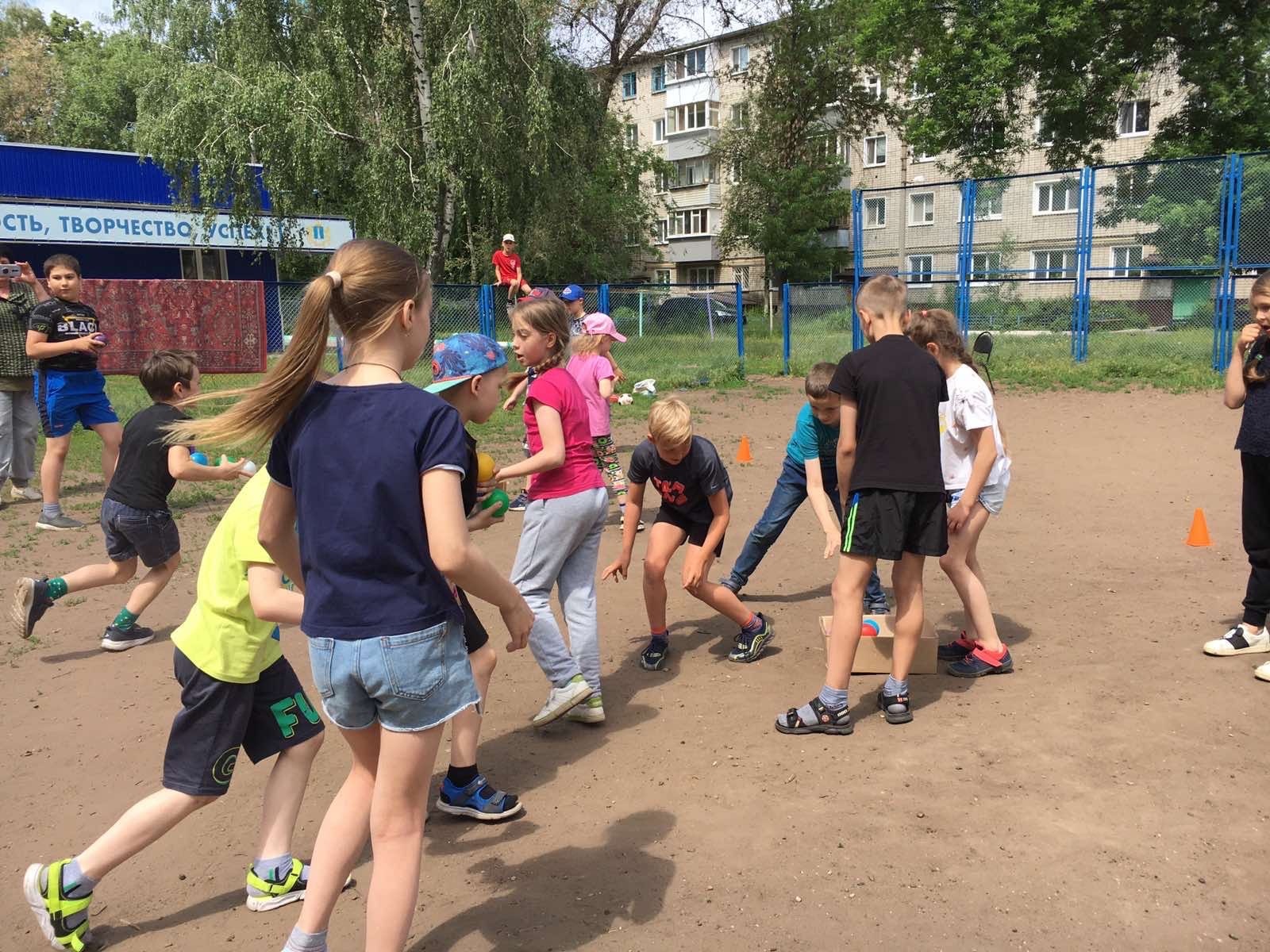 Ульяновские новости на сегодня. Дети во дворе. Летние прогулки. Лето во дворах Ульяновск. Работники во дворах.