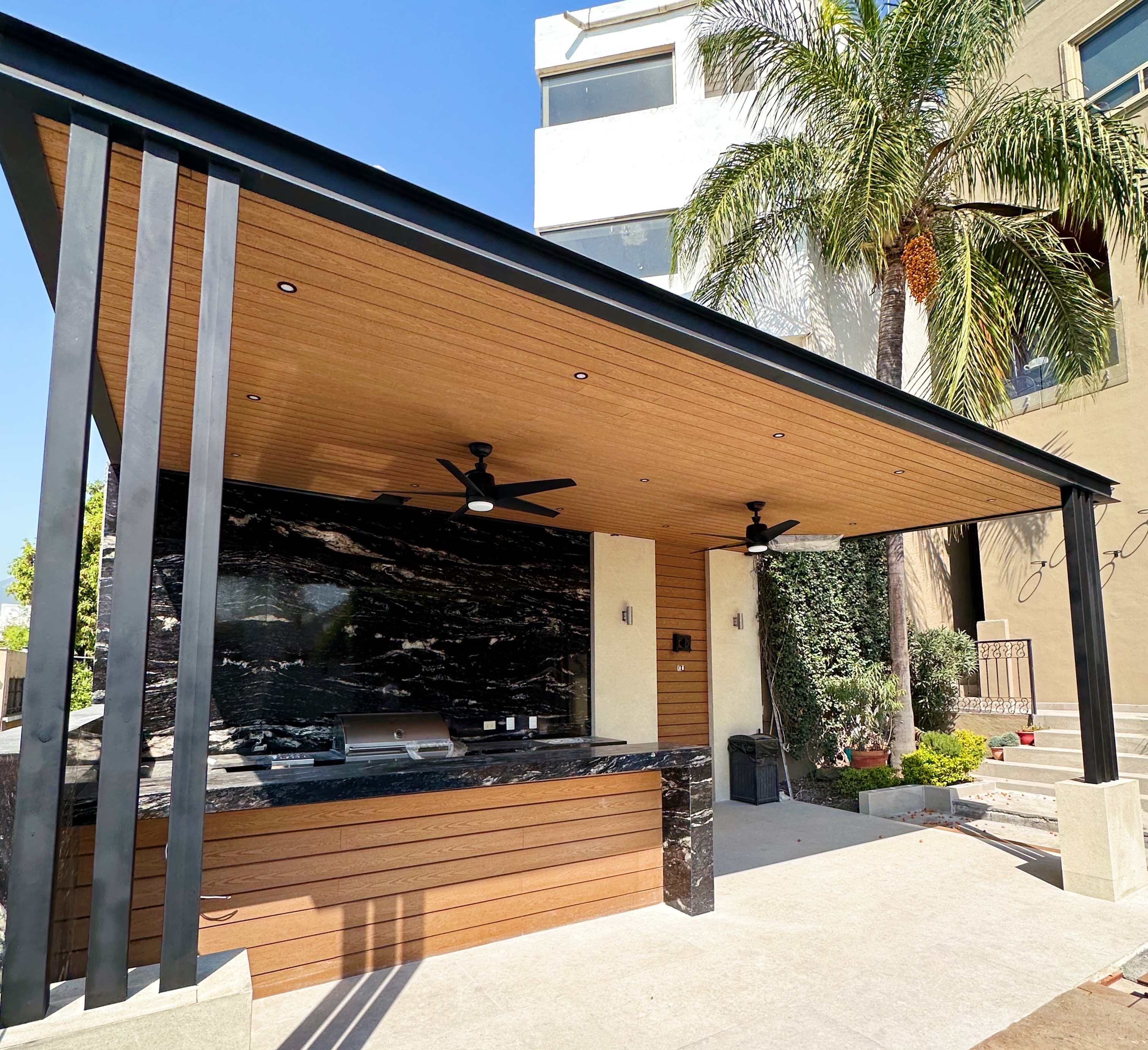 Terraza Minimalista con pérgola metálica