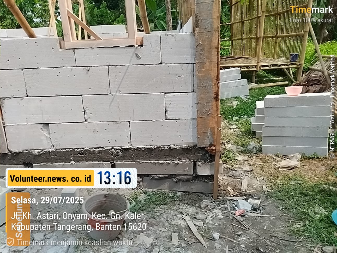 Kado Terindah untuk Mursid : Pemerintah Kecamatan Gunung Kaler Berikan Bantuan Pembangunan Rumah