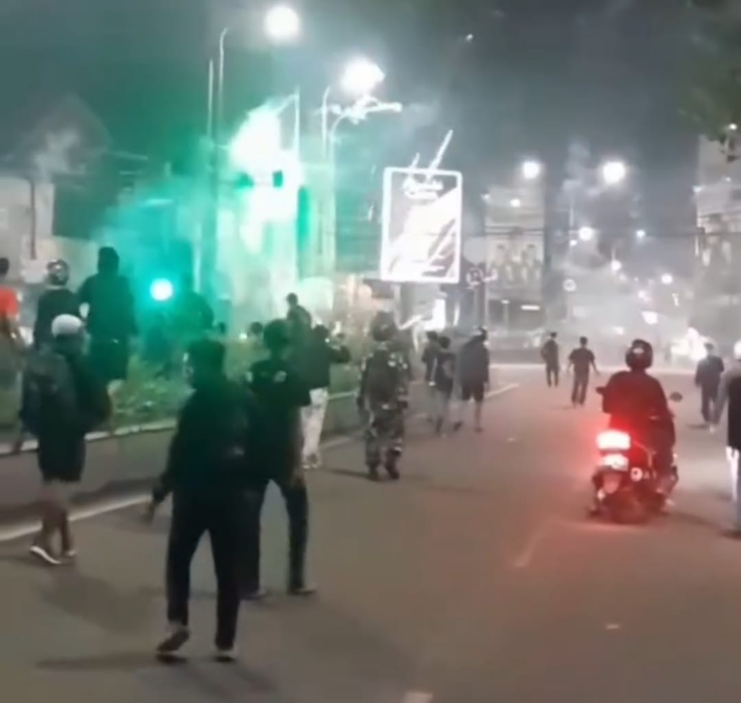 Aksi Memanas di Ciceri: Pos Polisi Dirusak, Ban Dibakar, Massa Teriaki Aparat