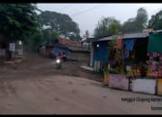 Warga Keluhkan Jalan Raya Parigi – Sukamanah Becek dan Licin Akibat Armada Dump Truck Galian Tanah