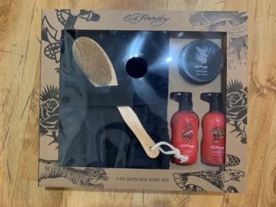 ED HARDY CONJUNTO DE BATA DE BAÑO